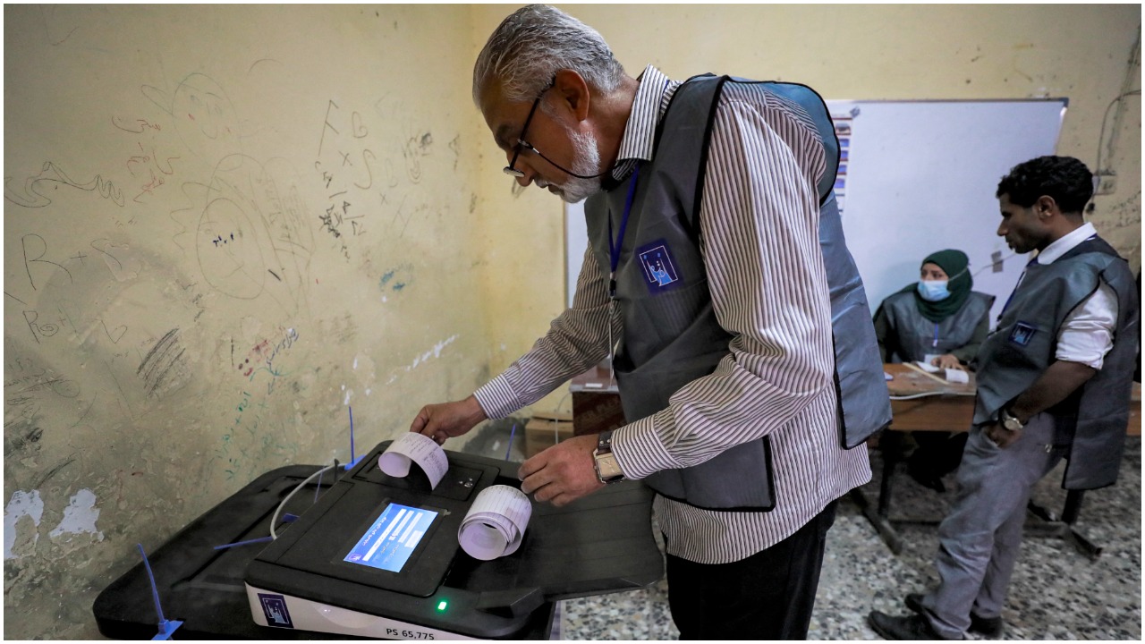 Iraqi election officials conduct the electronic count of votes at a polling station in Erbil, the capital of the Kurdish autonomous region in northern Iraq, on October 10, 2021. (Photo: SAFIN HAMED/AFP)